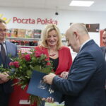 Otwarcie Poczty Polskiej. Marian Buras, burmistrz Miasta i Gminy Morawica wręcza podziękowania Hannie Możdżeń - dyrektor Poczty Polskiej w Kielcach  / Marzena Mąkosa / Radio Kielce