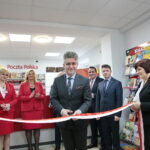 Otwarcie Poczty Polskiej. Wstęgę przecina Krzysztof Słoń - senator RP / Marzena Mąkosa / Radio Kielce