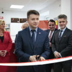 Otwarcie Poczty Polskiej. Wstęgę przecina Bartłomiej Dorywalski - wicewojewoda świętokrzyski  / Marzena Mąkosa / Radio Kielce