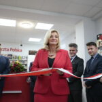 Otwarcie Poczty Polskiej.  Wstęgę przecina Hanna Możdżeń - dyrektor Poczty Polskiej w Kielcach  / Marzena Mąkosa / Radio Kielce