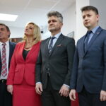 Otwarcie Poczty Polskiej. Na zdjęciu (od prawej) : Bartłomiej Dorywalski - wicewojewoda świętokrzyski, Krzysztof Słoń - senator RP, Hanna Możdżeń - dyrektor Poczty Polskiej  / Marzena Mąkosa / Radio Kielce