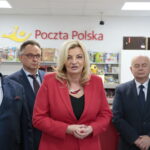 Otwarcie Poczty Polskiej. Przemawia Hanna Możdżeń - dyrektor Poczty Polskiej w Kielcach. Po prawej Marian Buras - burmistrz Miasta i Gminy Morawica / Marzena Mąkosa / Radio Kielce