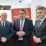 Otwarcie Poczty Polskiej. Pierwszy po prawej: Krzysztof Słoń - senator RP. Pierwszy po lewej Marian Buras - burmistrz Miasta i Gminy Morawica  / Marzena Mąkosa / Radio Kielce