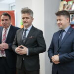 Otwarcie Poczty Polskiej. Pierwszy od prawej Bartłomiej Dorywalski - wicewojewoda świętokrzyski, drugi od prawej Krzysztof Słoń - senator RP / Marzena Mąkosa / Radio Kielce