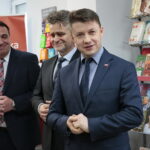 Otwarcie Poczty Polskiej. Pierwszy od prawej Bartłomiej Dorywalski - wicewojewoda świętokrzyski, drugi od prawej Krzysztof Słoń - senator RP / Marzena Mąkosa / Radio Kielce