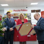 Otwarcie Poczty Polskiej. Burmistrz Morawicy Marian Buras wręcza kwiaty Hannie Możdżeń - dyrektor Poczty Polskiej w Kielcach  / Marzena Mąkosa / Radio Kielce
