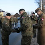 Centralne obchody 156. rocznicy wybuchu Powstania Styczniowego. Krzyż "XXV Marszu Szlakiem Powstańców Styczniowych Suchedniów - Bodzentyn" otrzymuje Paweł Pałgan. Krzyż wręczają płk Artur Barański - dowódca Świętokrzyskiej Brygady Wojsk Obrony Terytorialnej oraz Daniel Woś - komendant marszu / Marzena Mąkosa / Radio Kielce