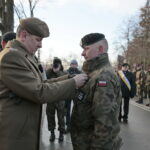 Centralne obchody 156. rocznicy wybuchu Powstania Styczniowego. Krzyż "XXV Marszu Szlakiem Powstańców Styczniowych Suchedniów - Bodzentyn" otrzymuje Paweł Pałgan. Krzyż wręczają płk Artur Barański - dowódca Świętokrzyskiej Brygady Wojsk Obrony Terytorialnej oraz Daniel Woś - komendant marszu / Marzena Mąkosa / Radio Kielce