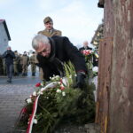 Centralne obchody 156. rocznicy wybuchu Powstania Styczniowego. Kwiaty składają płk Artur Barański - dowódca Świętokrzyskiej Brygady Wojsk Obrony Terytorialnej i Andrzej Bętkowski - marszałek województwa świętokrzyskiego  / Marzena Mąkosa / Radio Kielce