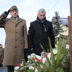 Centralne obchody 156. rocznicy wybuchu Powstania Styczniowego. Kwiaty składają płk Artur Barański - dowódca Świętokrzyskiej Brygady Wojsk Obrony Terytorialnej i Andrzej Bętkowski - marszałek województwa świętokrzyskiego  / Marzena Mąkosa / Radio Kielce