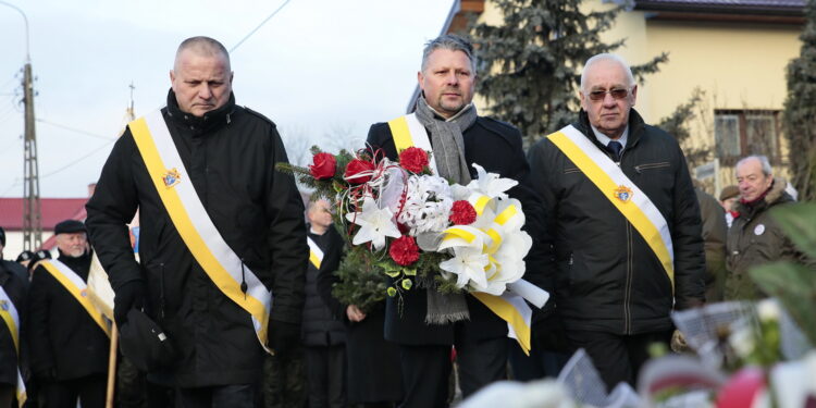 Centralne obchody 156. rocznicy wybuchu Powstania Styczniowego. Kwiaty składają Rycerze Kolumba  / Marzena Mąkosa / Radio Kielce