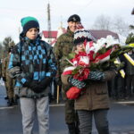 Centralne obchody 156. rocznicy wybuchu Powstania Styczniowego. Kwiaty składa - Daniel Woś - komendant marszu  / Marzena Mąkosa / Radio Kielce