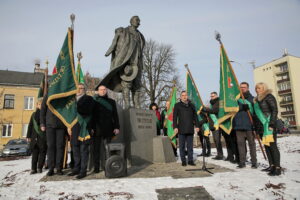 Uroczystości przed pomnikiem Wincentego Witosa / Marzena Mąkosa / Radio Kielce