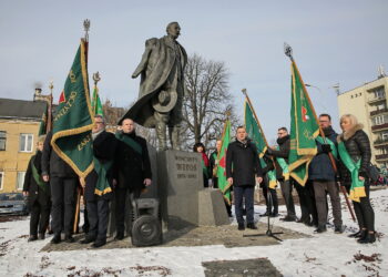 Uroczystości przed pomnikiem Wincentego Witosa / Marzena Mąkosa / Radio Kielce