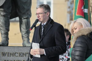 Uroczystości przed pomnikiem Wincentego Witosa. Adam Jarubas / Marzena Mąkosa / Radio Kielce