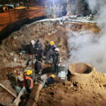 Awaria sieci ciepłowniczej na osiedlach Słoneczne Wzgórze i Świętokrzyskie. Ulica bpa Jaworskiego. Usuwanie awarii / Marzena Mąkosa / Radio Kielce