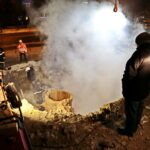 Awaria sieci ciepłowniczej na osiedlach Słoneczne Wzgórze i Świętokrzyskie. Ulica bpa Jaworskiego. Usuwanie awarii / Marzena Mąkosa / Radio Kielce