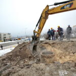 Awaria sieci ciepłowniczej na osiedlach Słoneczne Wzgórze i Świętokrzyskie. Ulica bpa Jaworskiego / Marzena Mąkosa / Radio Kielce