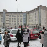 Alarmy bombowe. Ewakuacja Drugiego Urzędu Skarbowego przy ulicy Częstochowskiej / Marzena Mąkosa / Radio Kielce