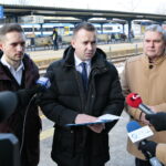 Konferencja prasowa przed dworcem PKP. Na zdjęciu (od lewej): Dariusz Kisiel - kielecki radny, Michał Cieślak - poseł i Maciej Gawin - radny sejmiku / Marzena Mąkosa / Radio Kielce