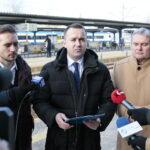 Konferencja prasowa przed dworcem PKP. Na zdjęciu (od lewej): Dariusz Kisiel - kielecki radny, Michał Cieślak - poseł i Maciej Gawin - radny sejmiku / Marzena Mąkosa / Radio Kielce