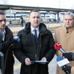 Konferencja prasowa przed dworcem PKP. Na zdjęciu (od lewej): Dariusz Kisiel - kielecki radny, Michał Cieślak - poseł i Maciej Gawin - radny sejmiku / Marzena Mąkosa / Radio Kielce