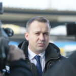 Konferencja prasowa przed dworcem PKP. Michał Cieślak - poseł / Marzena Mąkosa / Radio Kielce