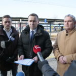 Konferencja prasowa przed dworcem PKP. Na zdjęciu (od lewej): Dariusz Kisiel - kielecki radny, Michał Cieślak - poseł i Maciej Gawin - radny sejmiku / Marzena Mąkosa / Radio Kielce
