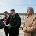 Konferencja prasowa przed dworcem PKP. Na zdjęciu (od lewej): Dariusz Kisiel - kielecki radny, Michał Cieślak - poseł i Maciej Gawin - radny sejmiku / Marzena Mąkosa / Radio Kielce