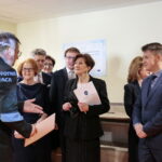 Szpital przy ulicy Wojska Polskiego. Na zdjęciu (od lewej): Maria Zuba - poseł PiS, Krzysztof Słoń - senator RP, Jolanta Cygan - wicedyrektor do spraw technicznych na tle terenu przy ulicy Wojska Polskiego, Krzysztof Kozłowski - wiceminister w MSWiA, Halina Olendzka - dyrektor szpitala przy ulicy Wojska Polskiego, Małgorzata Kiebzak - dyrektor świętokrzyskiego oddziału NFZ, Bartłomiej Dorywalski - wicewojewoda świętokrzyski i biskup Marian Florczyk  / Marzena Mąkosa / Radio Kielce