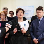 Szpital przy ulicy Wojska Polskiego. Na zdjęciu (od lewej): Andrzej Kryj - poseł PiS, Maria Zuba - poseł PiS, Krzysztof Słoń - senator RP, Jolanta Cygan - wicedyrektor do spraw technicznych na tle terenu przy ulicy Wojska Polskiego, Halina Olendzka - dyrektor szpitala przy ulicy Wojska Polskiego i Bartłomiej Dorywalski - wicewojewoda świętokrzyski / Marzena Mąkosa / Radio Kielce