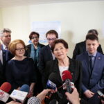 Szpital przy ulicy Wojska Polskiego. Na zdjęciu (od lewej): Andrzej Kryj - poseł PIS, Krzysztof Słoń - senator RP, Maria Zuba - poseł PiS, Jolanta Cygan - wicedyrektor do spraw technicznych na tle terenu przy ulicy Wojska Polskiego, Krzysztof Kozłowski - wiceminister w MSWiA, Halina Olendzka - dyrektor szpitala przy ulicy Wojska Polskiego, Bartłomiej Dorywalski - wicewojewoda świętokrzyski i Małgorzata Kiebzak - dyrektor świętokrzyskiego oddziału NFZ / Marzena Mąkosa / Radio Kielce