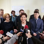 Szpital przy ulicy Wojska Polskiego. Na zdjęciu (od lewej): Andrzej Kryj - poseł PIS, Krzysztof Słoń - senator RP, Maria Zuba - poseł PiS, Jolanta Cygan - wicedyrektor do spraw technicznych na tle terenu przy ulicy Wojska Polskiego, Krzysztof Kozłowski - wiceminister w MSWiA, Halina Olendzka - dyrektor szpitala przy ulicy Wojska Polskiego, Bartłomiej Dorywalski - wicewojewoda świętokrzyski i Małgorzata Kiebzak - dyrektor świętokrzyskiego oddziału NFZ i biskup Marian Florczyk  / Marzena Mąkosa / Radio Kielce