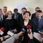 Szpital przy ulicy Wojska Polskiego. Na zdjęciu (od lewej): Andrzej Kryj - poseł PIS, Krzysztof Słoń - senator RP, Maria Zuba - poseł PiS, Jolanta Cygan - wicedyrektor do spraw technicznych na tle terenu przy ulicy Wojska Polskiego, Krzysztof Kozłowski - wiceminister w MSWiA, Halina Olendzka - dyrektor szpitala przy ulicy Wojska Polskiego, Bartłomiej Dorywalski - wicewojewoda świętokrzyski i Małgorzata Kiebzak - dyrektor świętokrzyskiego oddziału NFZ / Marzena Mąkosa / Radio Kielce