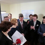 Szpital przy ulicy Wojska Polskiego. Na zdjęciu (od lewej): Andrzej Bętkowski - marszałek województwa świętokrzyskiego, Andrzej Kryj - poseł PiS, prof. dr hab. Jacek Semaniak - rektor UJK, Maria Zuba - poseł PiS. Od prawej: Bartłomiej Dorywalski - wicewojewoda świętokrzyski, Krzysztof Kozłowski - wiceminister w MSWiA i Jolanta Cygan - wicedyrektor do spraw technicznych na tle terenu przy ulicy Wojska Polskiego / Marzena Mąkosa / Radio Kielce