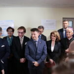 Szpital przy ulicy Wojska Polskiego. Na zdjęciu (od lewej): Krzysztof Słoń - senator RP, Jolanta Cygan - wicedyrektor do spraw technicznych na tle terenu przy ulicy Wojska Polskiego, Krzysztof Kozłowski - wiceminister w MSWiA, Bartłomiej Dorywalski - wicewojewoda świętokrzyski, Małgorzata Kiebzak - dyrektor świętokrzyskiego oddziału NFZ, Bogdan Wenta - prezydent Kielc i biskup Marian Florczyk  / Marzena Mąkosa / Radio Kielce