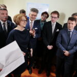 Szpital przy ulicy Wojska Polskiego. Na zdjęciu (od lewej): Andrzej Kryj - poseł PiS, Maria Zuba - poseł PiS, Krzysztof Słoń - senator RP, Jolanta Cygan - wicedyrektor do spraw technicznych na tle terenu przy ulicy Wojska Polskiego 51, Krzysztof Kozłowski - wiceminister w MSWiA, Bartłomiej Dorywalski - wicewojewoda świętokrzyski, Małgorzata Kiebzak - dyrektor świętokrzyskiego oddziału NFZ / Marzena Mąkosa / Radio Kielce