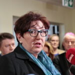 Szpital przy ulicy Wojska Polskiego. Jolanta Cygan - wicedyrektor do spraw technicznych na tle terenu przy ulicy Wojska Polskiego 51 / Marzena Mąkosa / Radio Kielce