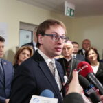 Szpital przy ulicy Wojska Polskiego. Krzysztof Kozłowski - wiceminister w MSWiA. W tle od lewej: Bartłomiej Dorywalski - wicewojewoda świętokrzyski, Małgorzata Kiebzak - dyrektor świętokrzyskiego oddziału NFZ, biskup Marian Florczyk i Halina Olendzka - dyrektor szpitala przy ulicy Wojska Polskiego  / Marzena Mąkosa / Radio Kielce