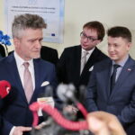 Szpital przy ulicy Wojska Polskiego. Na zdjęciu (od lewej): Krzysztof Słoń - senator RP, Krzysztof Kozłowski - wiceminister w MSWiA i Bartłomiej Dorywalski - wicewojewoda świętokrzyski / Marzena Mąkosa / Radio Kielce