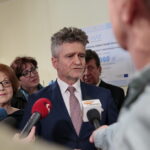 Szpital przy ulicy Wojska Polskiego. Na zdjęciu (od lewej): prof. dr hab. Jacek Semaniak - rektor UJK, Maria Zuba - poseł PiS, Jolanta Cygan - wicedyrektor do spraw technicznych na tle terenu przy ulicy Wojska Polskiego 51, Krzysztof Słoń - senator RP / Marzena Mąkosa / Radio Kielce