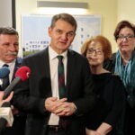 Szpital przy ulicy Wojska Polskiego. Na zdjęciu (od lewej): Andrzej Kryj - poseł PiS, prof. dr hab. Jacek Semaniak - rektor UJK, Maria Zuba - poseł PiS, Jolanta Cygan - wicedyrektor do spraw technicznych na tle terenu przy ulicy Wojska Polskiego 51 i Krzysztof Słoń - senator RP / Marzena Mąkosa / Radio Kielce