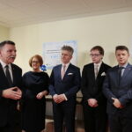 Szpital przy ulicy Wojska Polskiego. Na zdjęciu (od lewej): Andrzej Kryj - poseł PiS, Maria Zuba - poseł PiS, Krzysztof Słoń - senator RP, Krzysztof Kozłowski - wiceminister w MSWiA, Bartłomiej Dorywalski - wicewojewoda świętokrzyski i Małgorzata Kiebzak - dyrektor świętokrzyskiego oddziału NFZ / Marzena Mąkosa / Radio Kielce