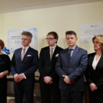 Szpital przy ulicy Wojska Polskiego. Na zdjęciu (od lewej): Maria Zuba - poseł PiS, Krzysztof Słoń - senator RP, Krzysztof Kozłowski - wiceminister w MSWiA, Bartłomiej Dorywalski - wicewojewoda świętokrzyski, Małgorzata Kiebzak - dyrektor świętokrzyskiego oddziału NFZ i Bogdan Wenta - prezydent Kielc / Marzena Mąkosa / Radio Kielce