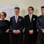 Szpital przy ulicy Wojska Polskiego. Na zdjęciach (od lewej): prof. dr hab. Jacek Semaniak - rektor UJK, Maria Zuba - poseł PiS, Krzysztof Słoń - senator RP, Krzysztof Kozłowski - wiceminister w MSWiA, Bartłomiej Dorywalski - wicewojewoda świętokrzyski  / Marzena Mąkosa / Radio Kielce