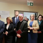 Szpital przy ulicy Wojska Polskiego. Na zdjęciu (od lewej): Bartłomiej Dorywalski - wicewojewoda świętokrzyski, Małgorzata Kiebzak - dyrektor świętokrzyskiego oddziału Narodowego Funduszu Zdrowia, Bogdan Wenta - prezydent Kielc, biskup Marian Florczyk i Jolanta Cygan - wicedyrektor do spraw technicznych na tle terenu przy ulicy Wojska Polskiego 51 / Marzena Mąkosa / Radio Kielce