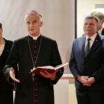 Szpital przy ulicy Wojska Polskiego. Na zdjęciu (od lewej): Halina Olendzka - dyrektor szpitala przy ulicy Wojska Polskiego, biskup Marian Florczyk, Andrzej Kryj - poseł PiS / Marzena Mąkosa / Radio Kielce