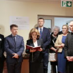 Szpital przy ulicy Wojska Polskiego. Na zdjęciu (od lewej): Krzysztof Kozłowski - wiceminister MSWiA, Bartłomiej Dorywalski - wicewojewoda świętokrzyski, Małgorzata Kiebzak - dyrektor świętokrzyskiego oddziału Narodowego Funduszu Zdrowia, Bogdan Wenta - prezydent Kielc / Marzena Mąkosa / Radio Kielce