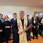 Szpital przy ulicy Wojska Polskiego. Na zdjęciu (od lewej):  prof. dr hab. Jacek Semaniak - rektor UJK, Andrzej Kryj - poseł PiS, Maria Zuba - poseł PiS, Krzysztof Słoń - senator RP, biskup Marian Florczyk, Bartłomiej Dorywalski - wicewojewoda świętokrzyski, Małgorzata Kiebzak - dyrektor świętokrzyskiego oddziału Narodowego Funduszu Zdrowia, Bogdan Wenta - prezydent Kielc  / Marzena Mąkosa / Radio Kielce