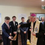 Szpital przy ulicy Wojska Polskiego. Na zdjęciu (od lewej): Maria Zuba - poseł PiS, Krzysztof Słoń - senator RP, Krzysztof Kozłowski - wiceminister MSWiA, Bartłomiej Dorywalski - wicewojewoda świętokrzyski i biskup Marian Florczyk  / Marzena Mąkosa / Radio Kielce